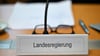 Ein Schild mit der Aufschrift „Landesregierung“ im Landtags-Untersuchungsausschuss zur Personalpolitik des Freistaates im Thüringer Landtag.