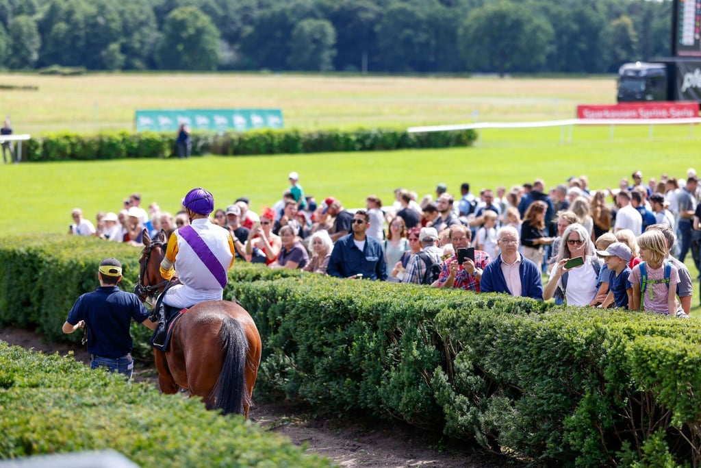 Übersicht bei dem 131. Longines Großer Preis von Berlin Pferderennen auf der Rennbahn Hoppegarten.