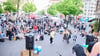 Mitglieder von unterschiedlichen Bündnissen wie „Tesla den Hahn abdrehen“ oder „A100 stoppen!“ feiern in Kreuzberg ein Straßenfest.