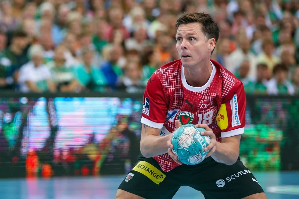 Berlins Spieler Hans Lindberg wirft.