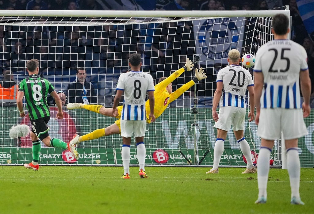 Enzo Leopold (l) von Hannover schiesst per Kopfball den Ausgleich zum 1:1.