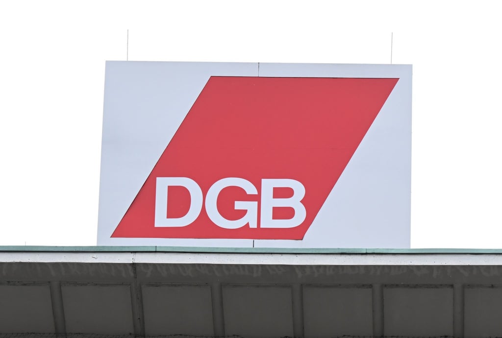 Das Logo des Deutschen Gewerkschaftsbundes DGB, ist am Gewerkschaftshaus in Stuttgart angebracht.