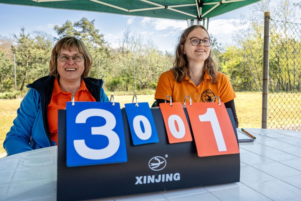 Beate Schuschke (l.) und Madlin Wäsch bilden das Kampfrichtergespann.