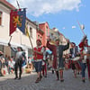 Zur Eröffnung des Wittenberger Stadtfestes gehört das Hochziehen des Kranzes vor dem historischen Rathaus.  