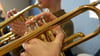 Zwei Jungen spielen im Unterricht an einer Musikschule Trompete.