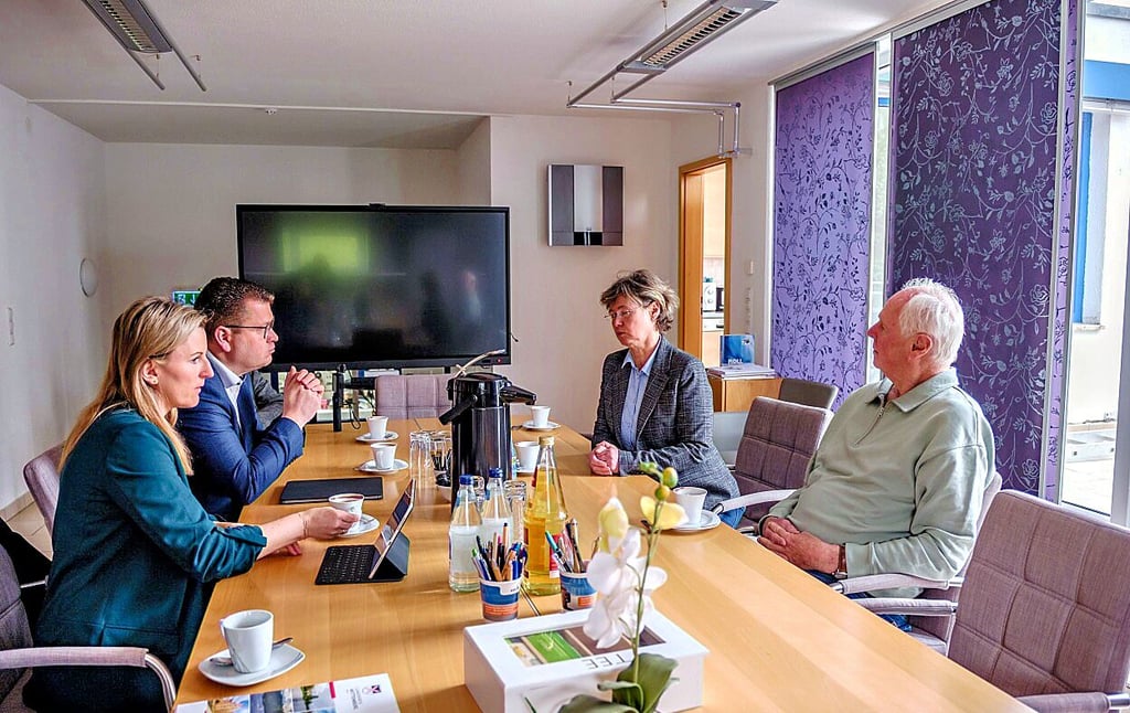 Wirtschaftsreferentin Annemarie Richter, Landrat Christian Tylsch, Kerstin und Bernd Aleithe (von links) beim Firmenbesuch.