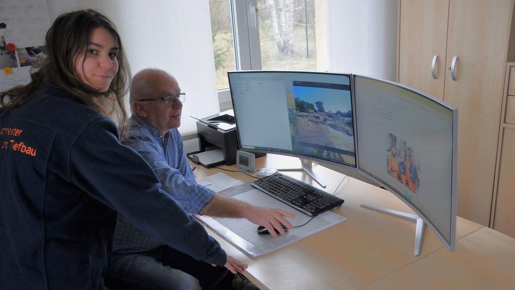 Lisa Rados und Lutz Buchheister im Büro der Genthiner Straßen- und Tiefbaufirma.