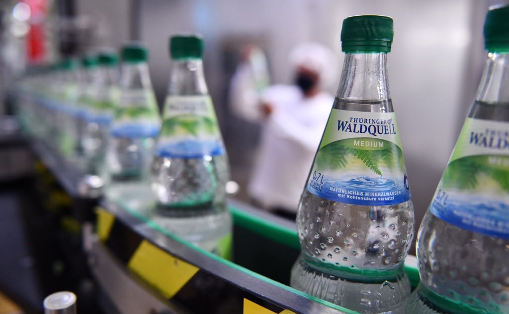 Mineralwasser wird in Glasflaschen bei der Thüringer Waldquell GmbH in Schmalkalden abgefüllt.
