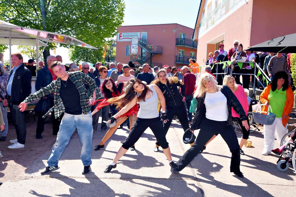 Für die richtige Stimmung unter den Heimbewohnern und ihren Besuchern im Rosenhain sorgte die Dessauer Showtanzgruppe MIX3D.