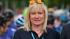 Vera Hohlfeld, Tour-Direktorin steht im Startbereich beim Rennen über 153,5 Kilometer Rund um Gera.