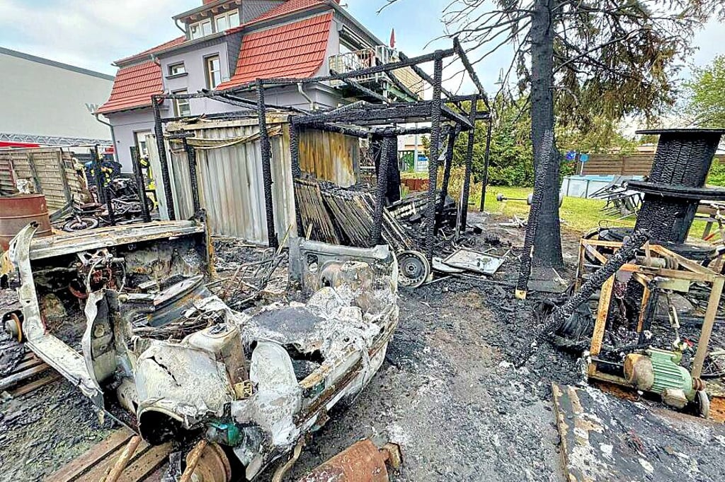 Das Feuer in Aken ist gelöscht. Der Schaden ist hoch.