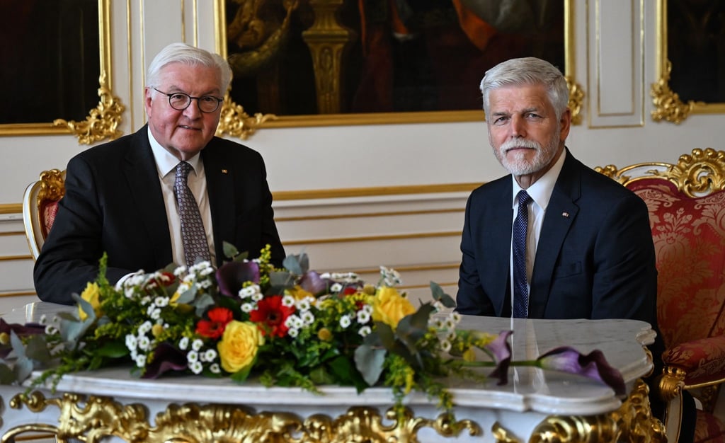 Bundespräsident Frank-Walter Steinmeier trifft Tschechiens Präsident Petr Pavel (r.) auf der Prager Burg.