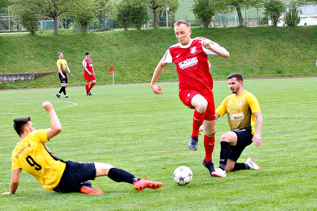 Bezeichnend für das Spiel: Die Akteure von Schlusslicht Balgstädt/Laucha II – hier Johannes Schmidt (Mitte), der Torschütze zum 1:0 – waren meist einen Schritt schneller als die des Titelaspiraten Mertendorf.