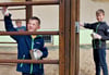 Beim Frühjahrsputz im Grundschulzentrum „Bördeblick" in Groß Börnecke griffen auch die Schüler Ben (Mitte), Moritz und Pepe (l.) zum Pinsel. Sie versahen das Klettergerüst auf dem Schulhof mit einer neuen Lasur. 