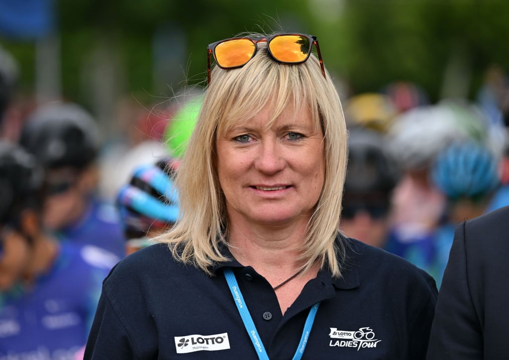 Vera Hohlfeld, Tour-Direktorin, steht im Startbereich beim Rennen über 153,5 Kilometer Rund um Gera.