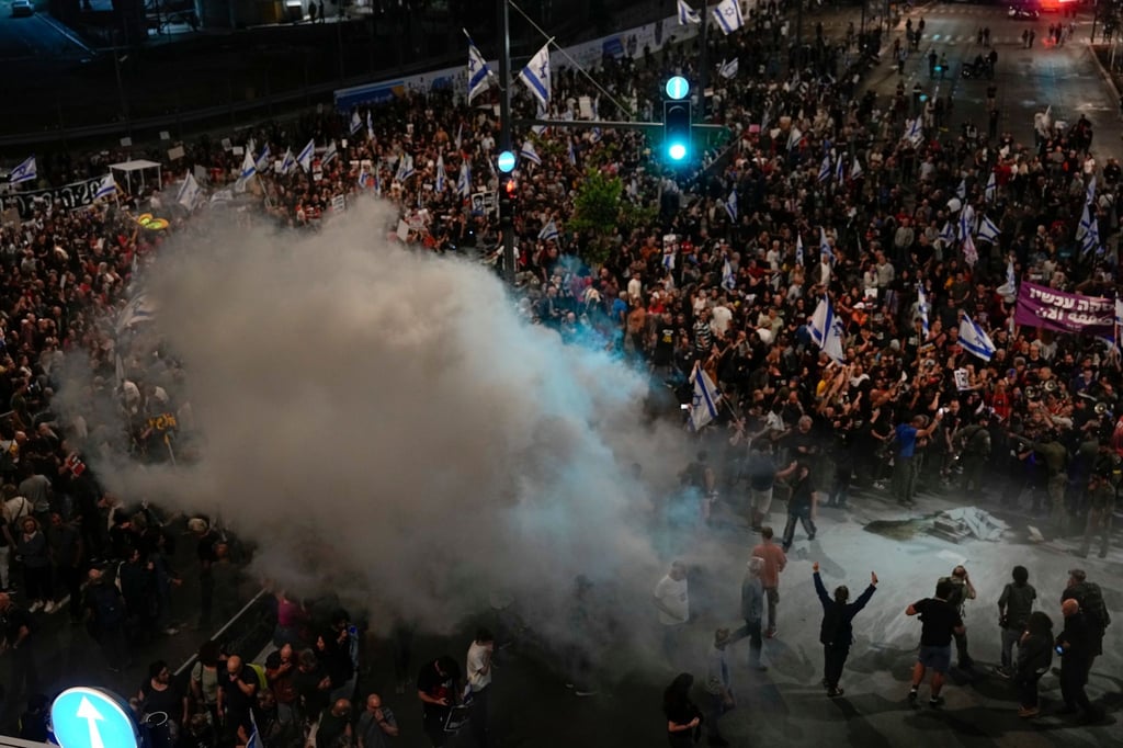 Angehörige und Unterstützer der israelischen Geiseln fordern bei einer Demonstration in Tel Aviv ihre Freilassung.