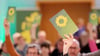 Stimmkarten werden beim Landesparteitag von Bündnis 90/ Die Grünen Sachsen-Anhalt in die Höhe gehalten.