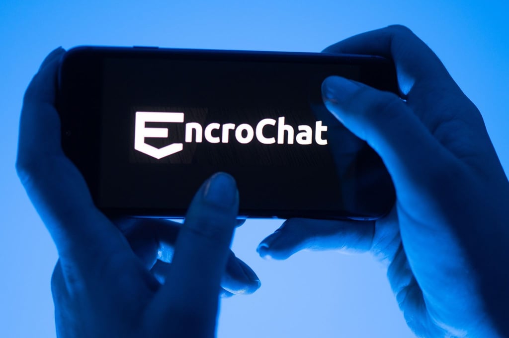 Eine Frau hält ein Smartphone mit dem Logo des Krypto-Messengerdienstes Encrochat (gestellte Szene).