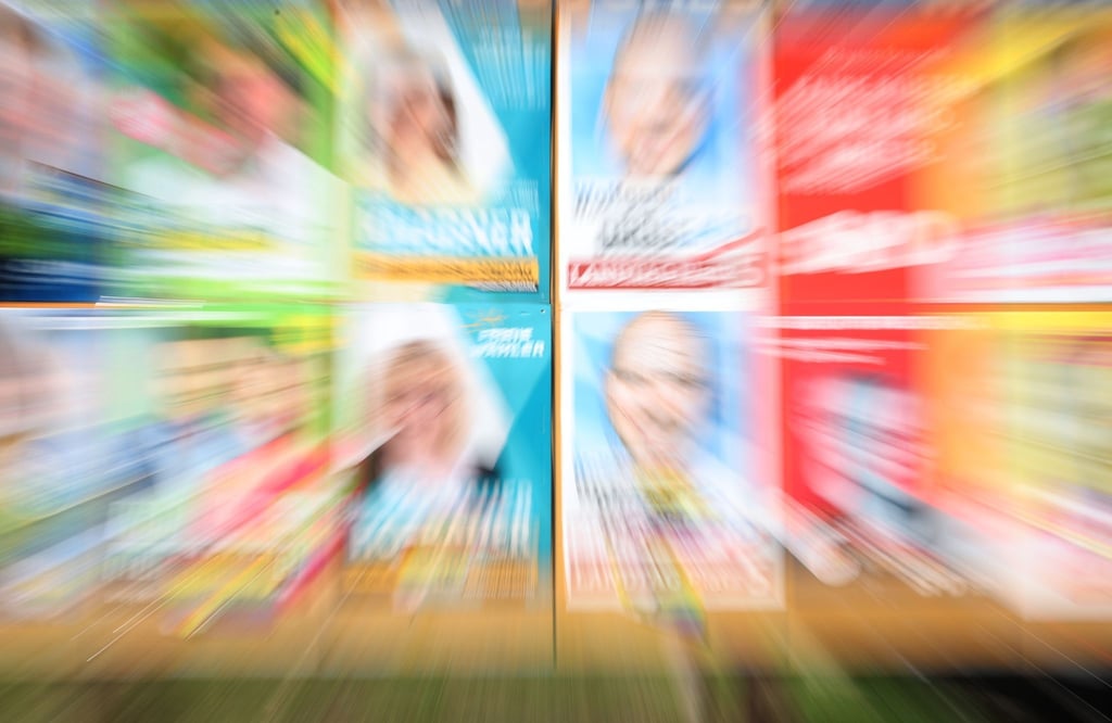 Eine Plakatwand mit Plakaten verschiedener Parteien zur bayerischen Landtagswahl 2023.