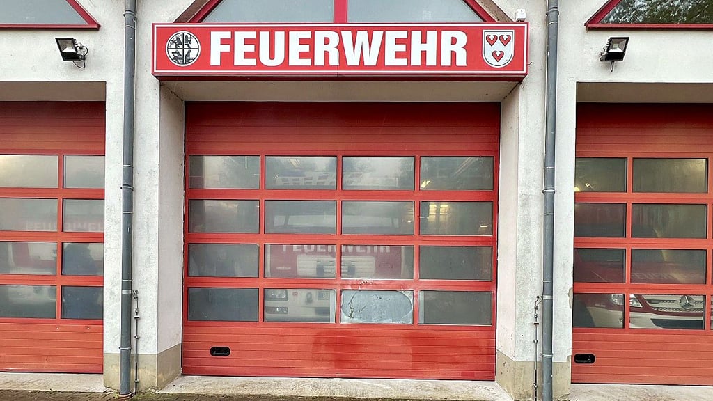 Die Täter schlugen in Brehna eine der Scheiben des Tores ein und zwängten sich durch diese in das Gerätehaus. Dann schrillte der Alarm.