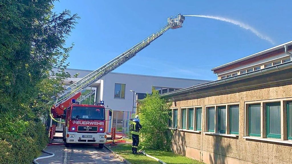 Die neu gebaute Grundschule „Am Schloss“ in Erxleben im Hintergrund ist ein sogenanntes Schwerpunktobjekt. An ihm übten 13 Ortsfeuerwehren den Ernstfall. Rechts befindet sich die Sporthalle mit Sanitärtrakt und den Umkleiden.