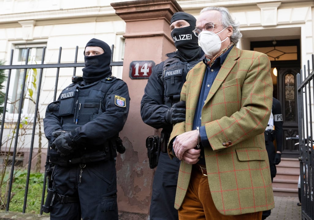 Bei einer Razzia im Dezember 2022 gegen sogenannte „Reichsbürger“ wurde auch Heinrich XIII. Prinz Reuß (r) abgeführt.
