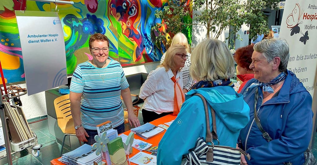 Das Publikumsinteresse beim Tag der offenen Tür des Goitzsche-Klinikums war groß, wie hier am Stand des Ambulanten Hospizdiensts Wolfen.