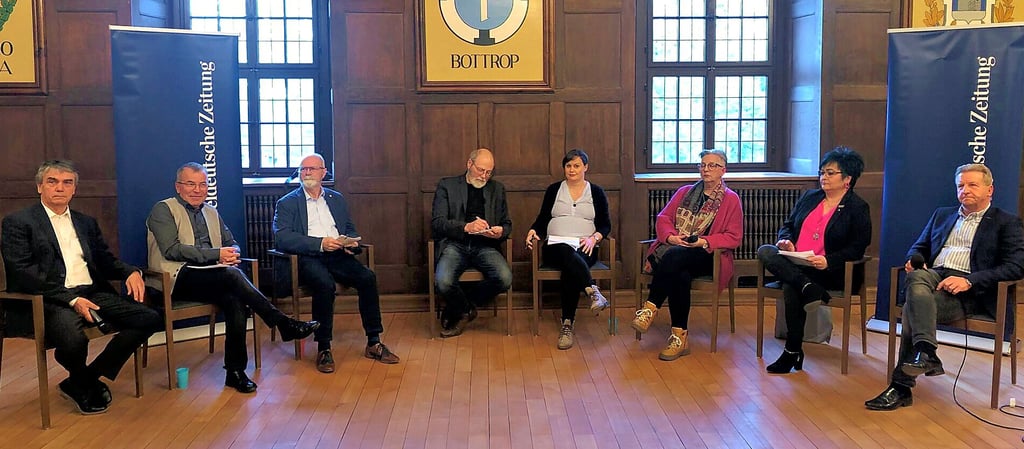 Klaus Treuter (M.,l.) und Melain van Alst (M., r.) befragten die Kandidaten.