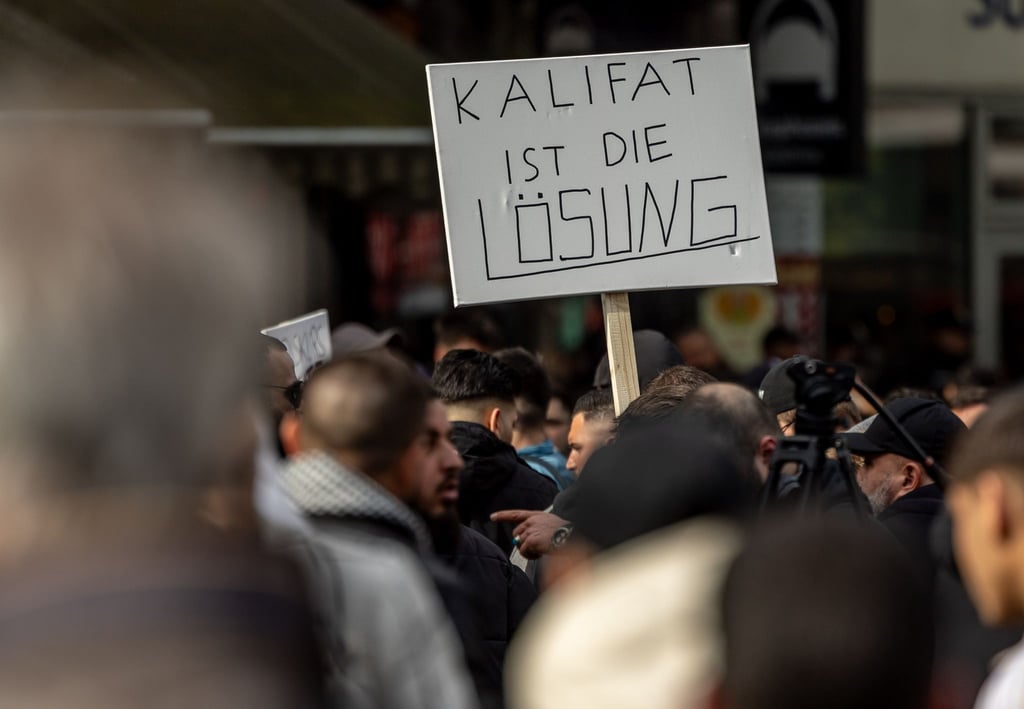Im Hamburger Stadtteil St. Georg protestierten am Samstag mehr als 1000 Menschen gegen eine angeblich islamfeindliche Politik und Medienkampagne in Deutschland.