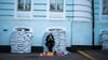 Alltag in Kiew: Vor mit Sandsäcken geschützten Fenstern verkauft eine Frau Spielzeug. Die Ukraine verteidigt sich nun seit 796 Tagen gegen den russischen Angriffskrieg.
