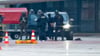 Mit seiner entführten Tochter im Auto soll der 35-Jährige drei Schranken durchbrochen haben und bis auf das Vorfeld des Hamburger Flughafens vorgefahren sein.