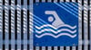 Ein Zeichen am Beckenrand zeigt, dass es ein Schwimmerbecken ist.