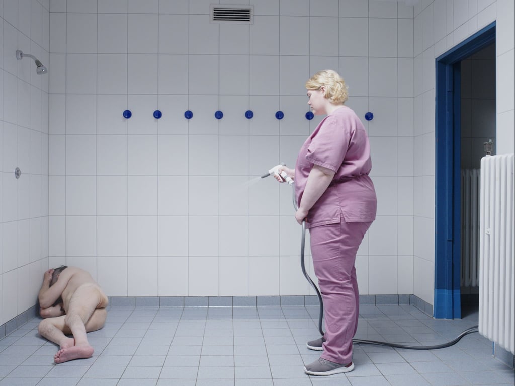 In dem neuen Liebesfilm „Touched“ geht es um die Beziehung der Pflegerin Maria (Isold Halldorudottir, r) zu ihrem querschnittsgelähmten Patienten Mike (Stavros Zafeiris, l).