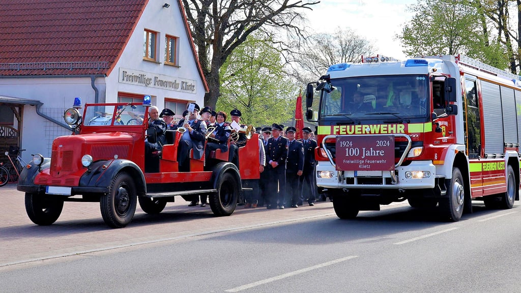Mit der Feuerwehrkapelle Elbe-Havel-Land vornweg zogen Ortswehr und Gäste zu Fuß sowie mit Fahrzeugen durch Klietz.