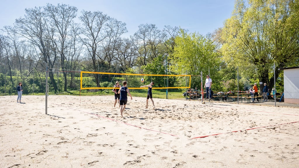 Bei Sonennschein, warmen Temperaturen und optimalen Platzverhältnissen messen sich vier Teams in Annaburg beim Beach-Volleyball.