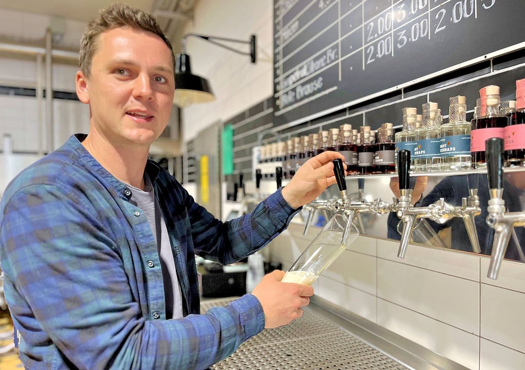 Jonas Soujon zapft das Maibock-Bier in „Schulzens“ Brauerei in Tangermünde.