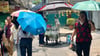 Menschen schützen sich in Bangkok mit Schirmen vor der extremen Hitze und vor der Sonne. Nicht nur in Thailand, sondern auch auf den Philippinen leiden die Menschen derzeit unter den hohen Temperaturen.