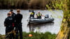 Ein Sonarboot der Polizei fährt während der Suche nach einem vermissten Jungen auf der Oste.