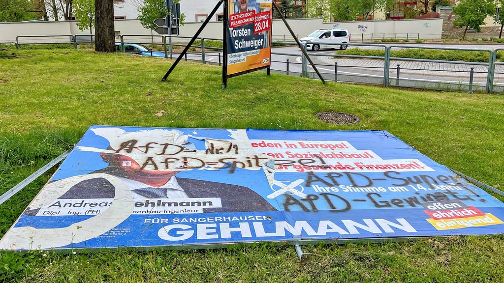 Die AfD wie dieses Großplakat am Boden? Andreas Gehlmann hat zwar die Oberbürgermeisterwahl in Sangerhausen verloren. Der Rechtspopulist konnte aber im zweiten Wahlgang ebenfalls zusätzliche Stimmen auf sich vereinen.