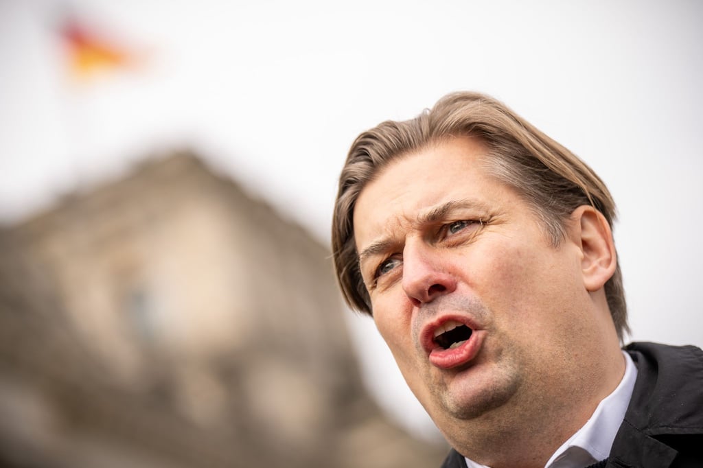 Der Europaabgeordnete steht wegen möglicher Russland- und China-Verbindungen auch selbst im Fokus.