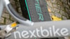 E-Tretroller des Anbieters Tier und ein Leihfahrrad von Nextbike stehen nebeneinander auf einem Gehweg.