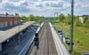 Am Roßlauer Bahnhof soll irgendwann einmal die Ortsumfahrung die Schienen queren. Dahinter verläuft die Trasse über das Gelände der Schiffswerft.
