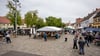 Auf Annaburgs Markt präsentieren sich am Sonntag die örtlichen Vereine und Vereinigungen. Bereits zur Mittagszeit ist der Platz um den Michael-Stifel-Brunenn  von den Annaburgern und ihren Gästen gut frequentiert.