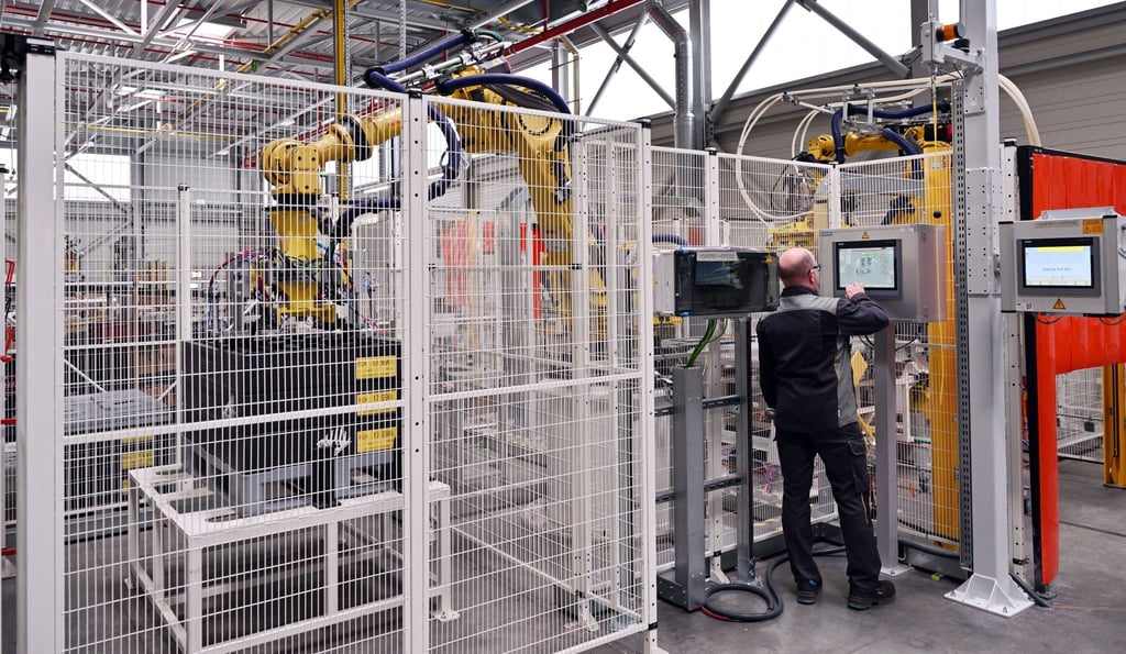 Roboter arbeiten an der Batteriefertigung in der Opel Eisenach GmbH.