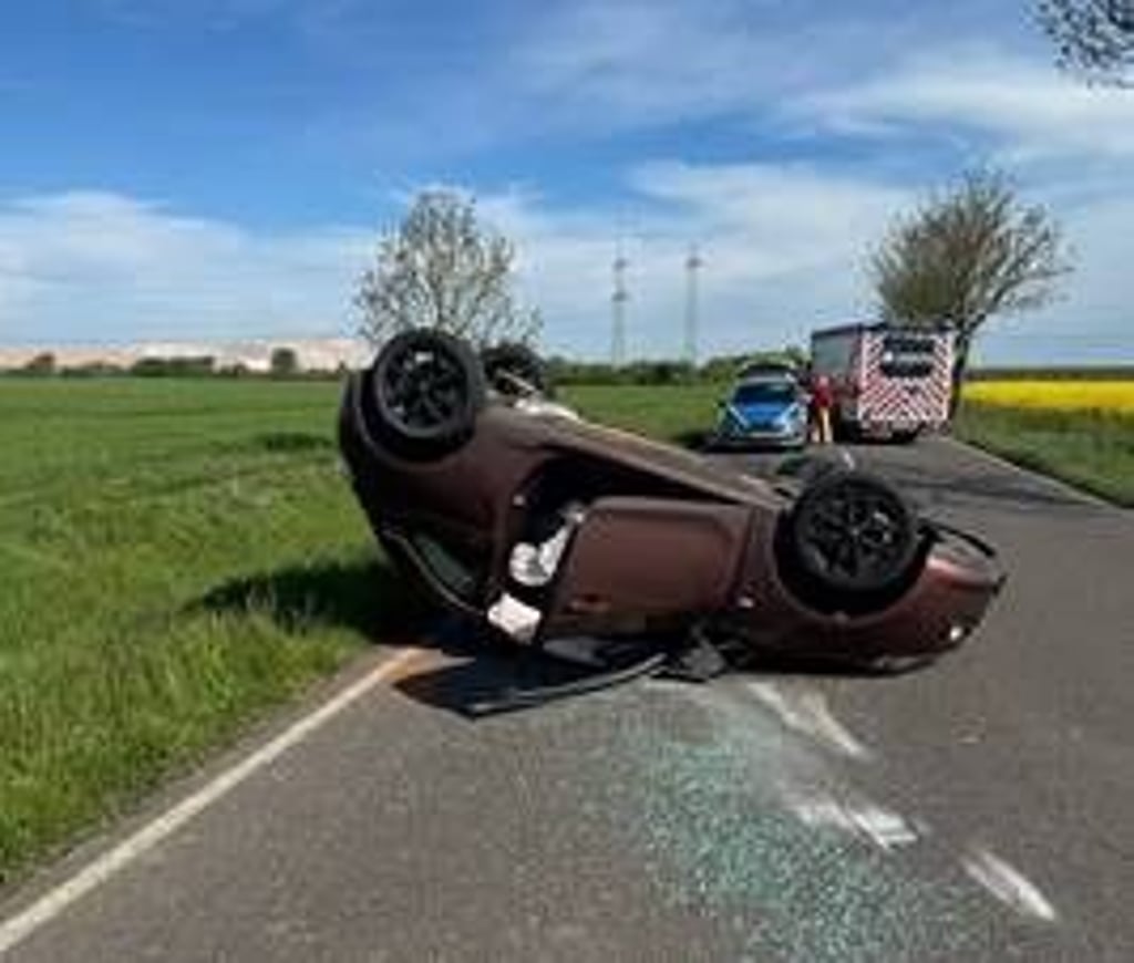 Am Sonntagmorgen hat sich ein Mann auf dem Weg von Heinrichsberg nach Loitsche mit seinem Auto überschlagen.