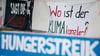 „Sagt die Wahrheit“, „Wo ist der Klimakanzler“ und „Hungerstreik“ ist auf Schildern im Hungerstreik-Camp des Bündnisses „Hungern bis ihr ehrlich seid“ im Regierungsviertel zu lesen.