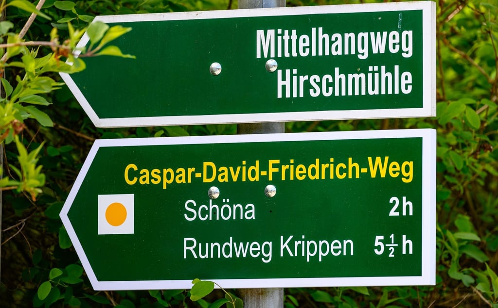Ein Richtungspfeil für den Caspar-David-Friedrich Weg.