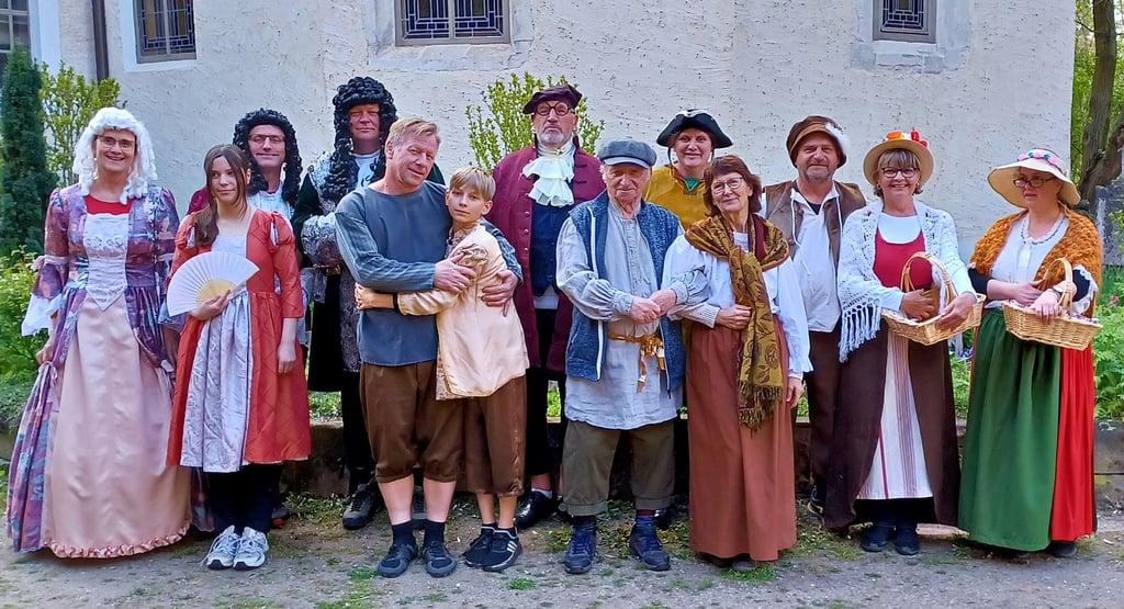 Die Kostüme sitzen: Die Theatergruppe Raßnitz ist bereit für die Premiere am 4. Mai in der Kirche Raßnitz.