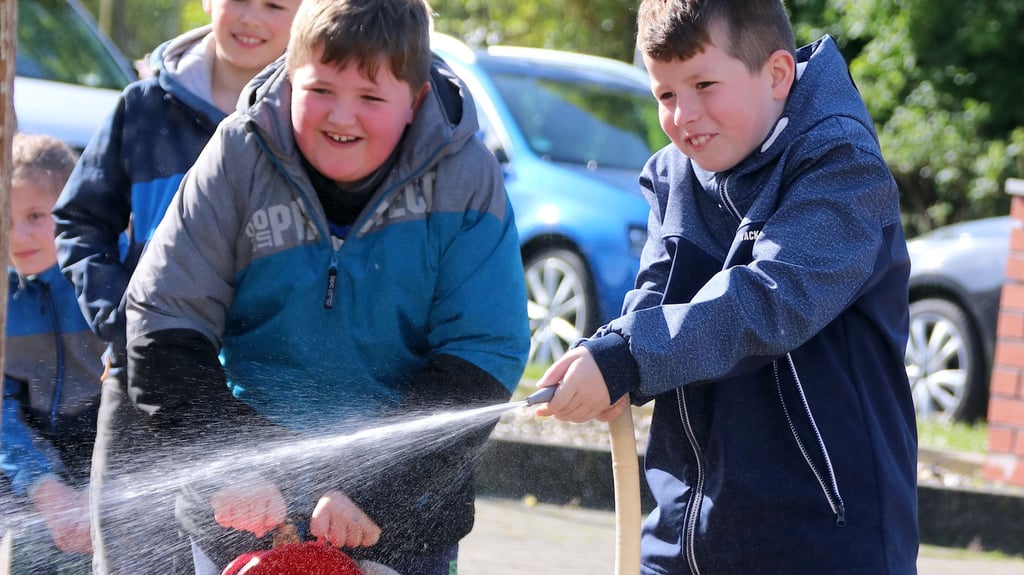 Den Umgang mit der Kübelspritze übten die Grundschüler in Möckern beim Brandschutztag am Freitag.