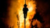 Eine symbolische "Hexe" wird auf der Spitze eines traditionellen Hexenfeuers in Göda bei Bautzen verbrannt.